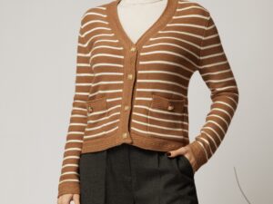 Pulover maro cu dungi albe si inchidere cu nasturi
