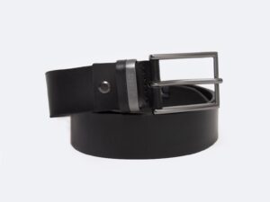 Curea din piele cu o catarama patrata