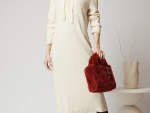 Rochie casual din tricot reiat ivory cu gluga