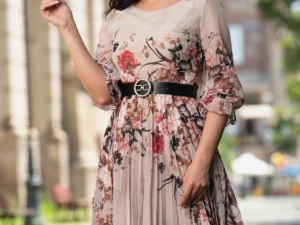 Rochie de zi din voal plisat bej cu imprimeu floral