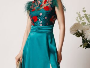 Rochie DY Fashion din satin verde cu broderie la bust si pene la umeri