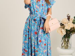 Rochie midi albastra din viscoza in clos cu flori roz si cordon in talie