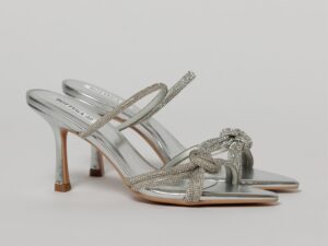 Sandale elegante argintii cu varf ascutit si barete cu strasuri