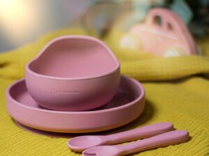 Set de hranire PetiteMars cu farfurie bol si tacamuri din silicon fara BFA roz