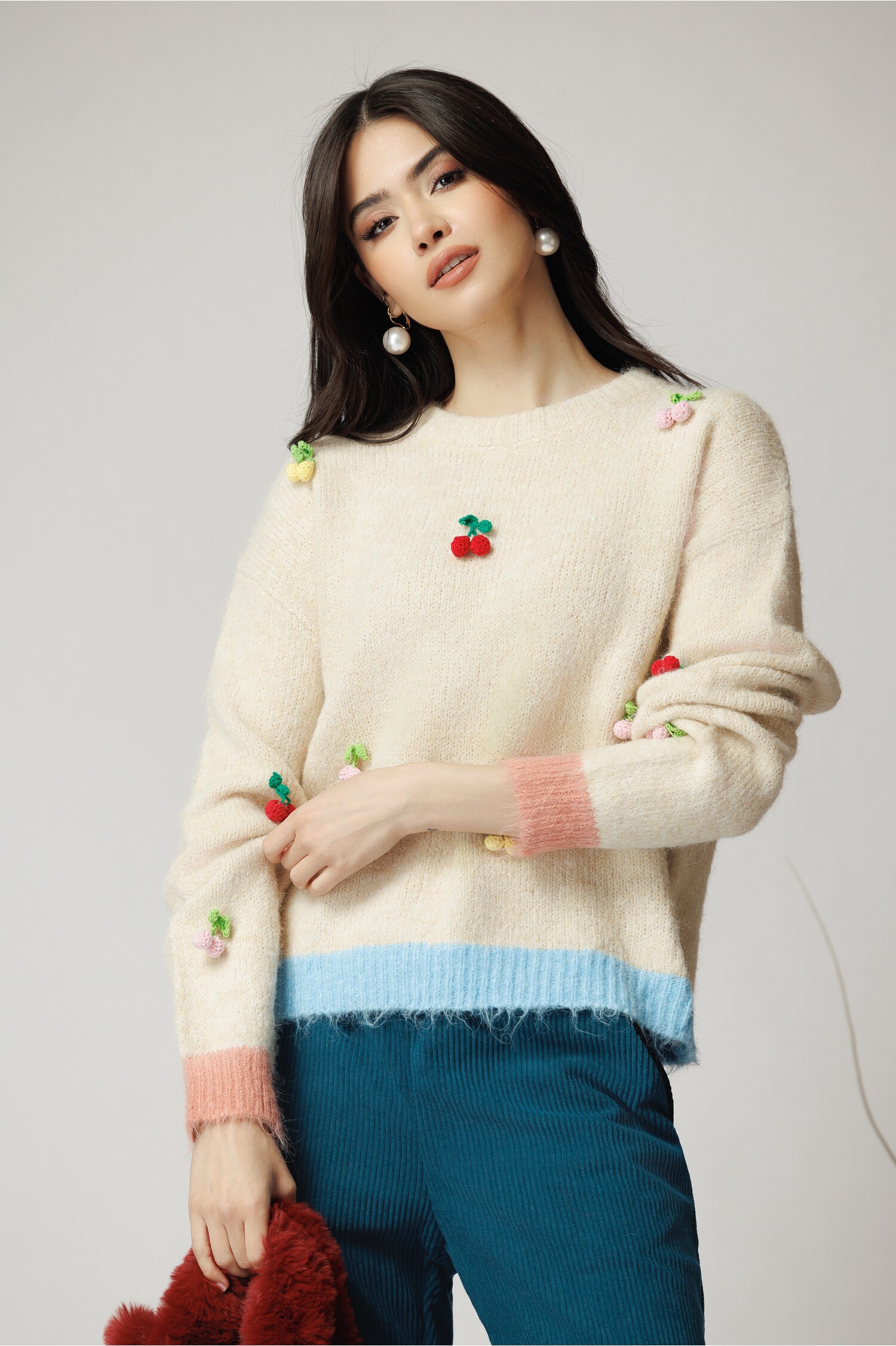 Reducere 65% - Bluza casual din tricot bej cu cirese crosetate 1 Bluza casual din tricot bej cu cirese crosetate