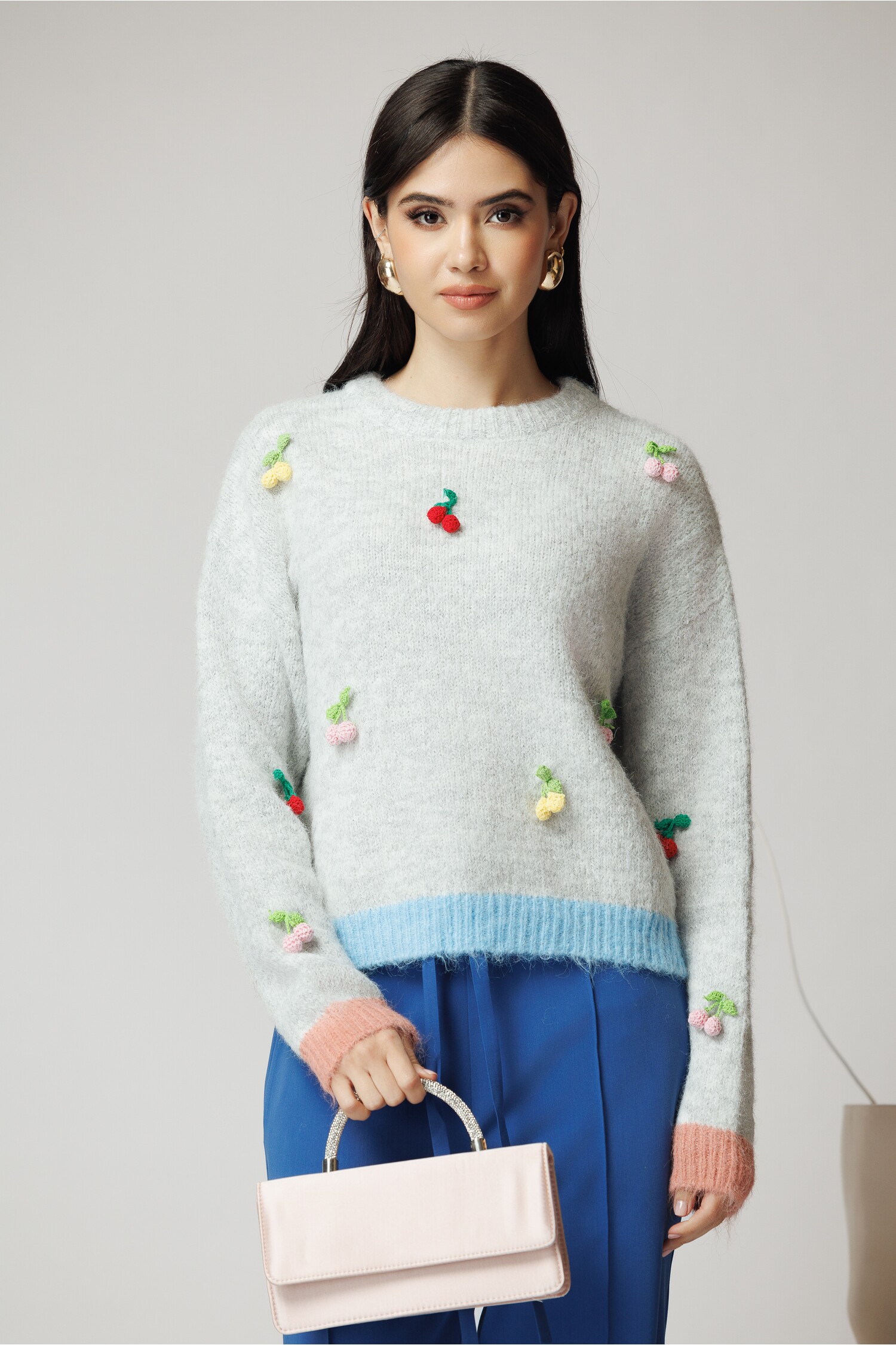 Reducere 65% - Bluza casual din tricot gri cu cirese crosetate 1 Bluza casual din tricot gri cu cirese crosetate