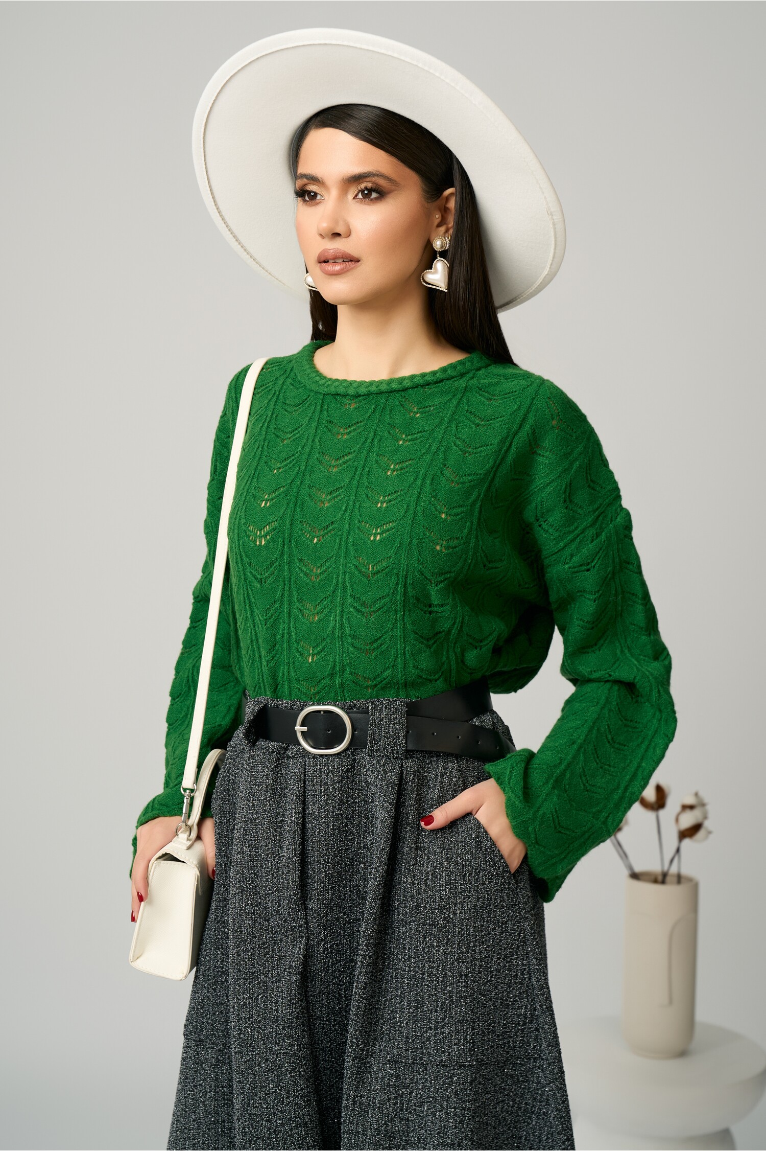 Reducere 60% - Bluza casual din tricot verde cu decupaje 1 Bluza casual din tricot verde cu decupaje