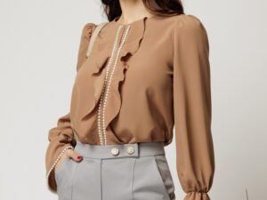 Bluza DY Fashion maro camel cu volanase si perle elegante din voal plin