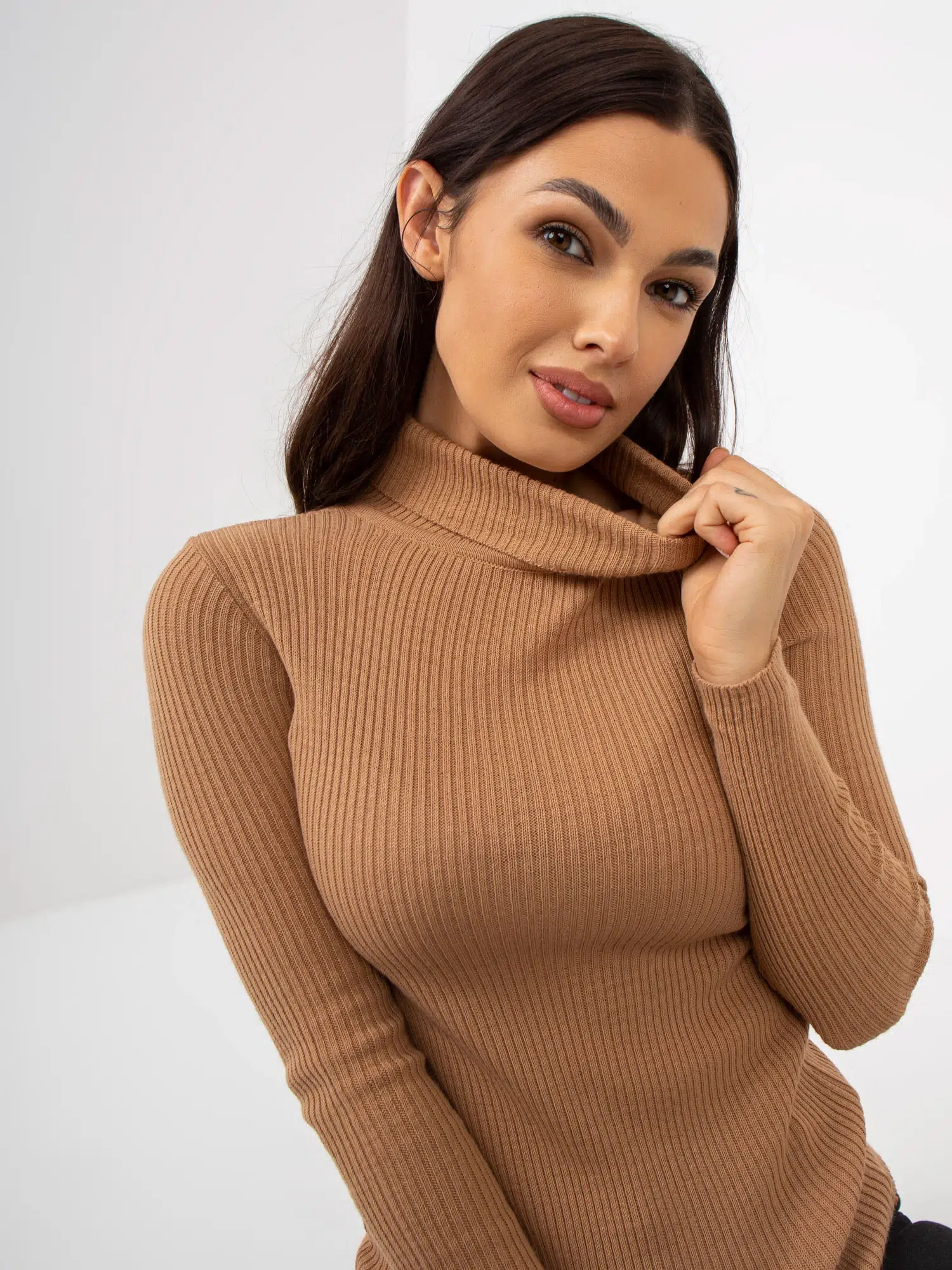 Reducere 61% - Bluza Emily Camel cu guler inalt 2 Reducere 61% - Bluza Emily Camel cu guler inalt - imagine 2
