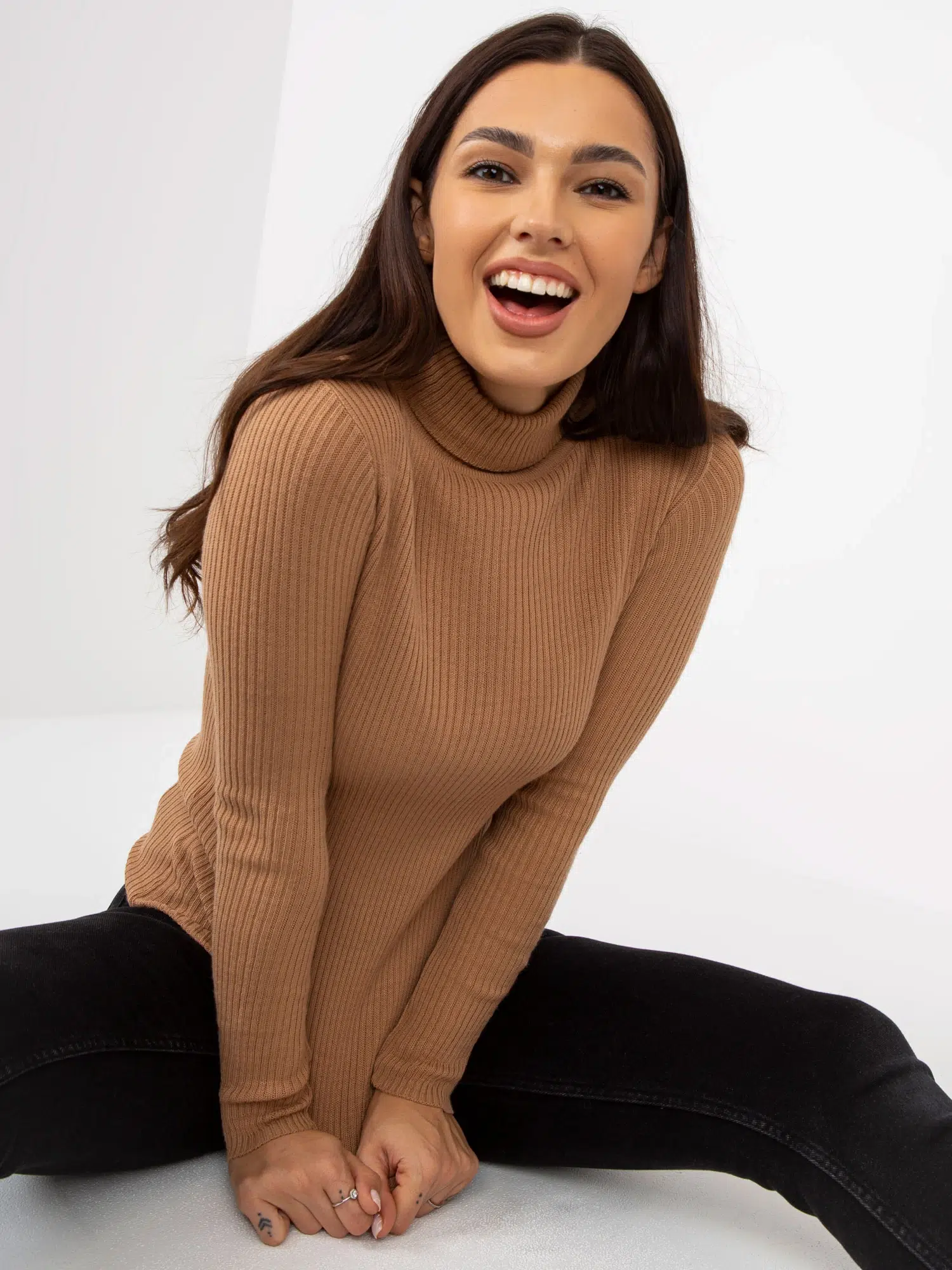 Reducere 61% - Bluza Emily Camel cu guler inalt 1 Bluza Emily Camel cu guler inalt