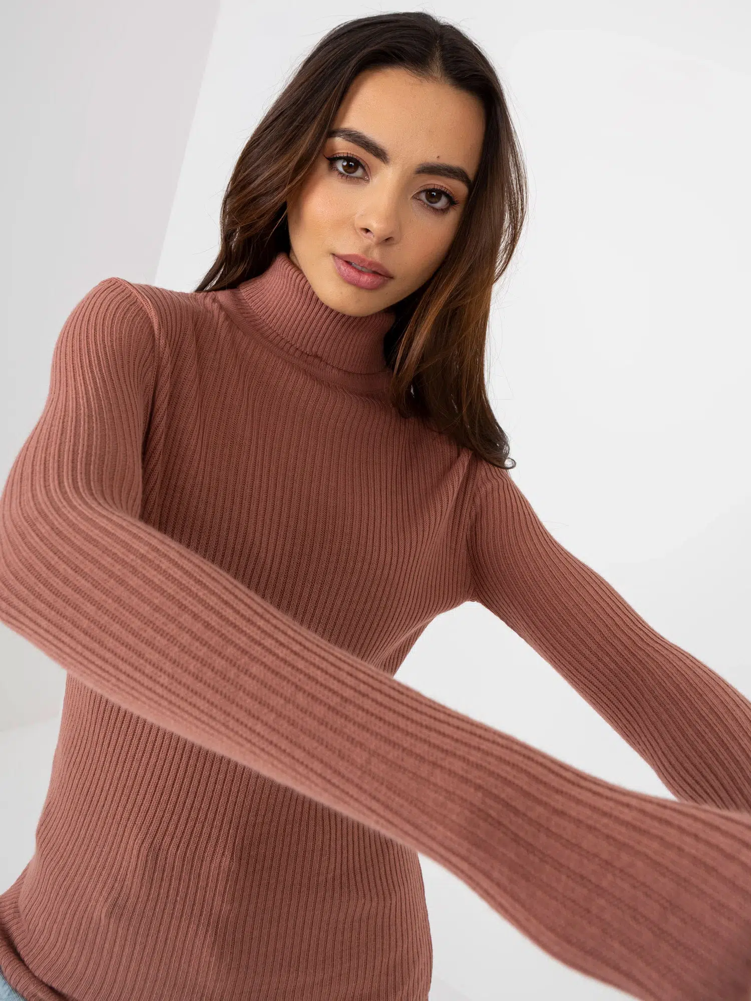 Reducere 61% - Bluza Emily Powder cu guler inalt 1 Bluza Emily Powder cu guler inalt