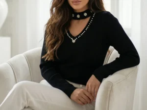 Bluza neagra cu decupaj si perlu...
