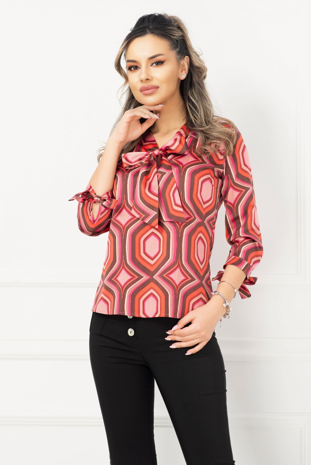 Reducere 20% - Bluza InPuff eleganta satinata cu imprimeu geometric colorat 1 Bluza InPuff eleganta satinata cu imprimeu geometric colorat