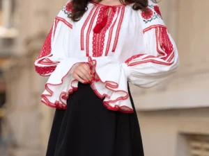 Bluza tip ie alba cu motive traditionale florale rosii