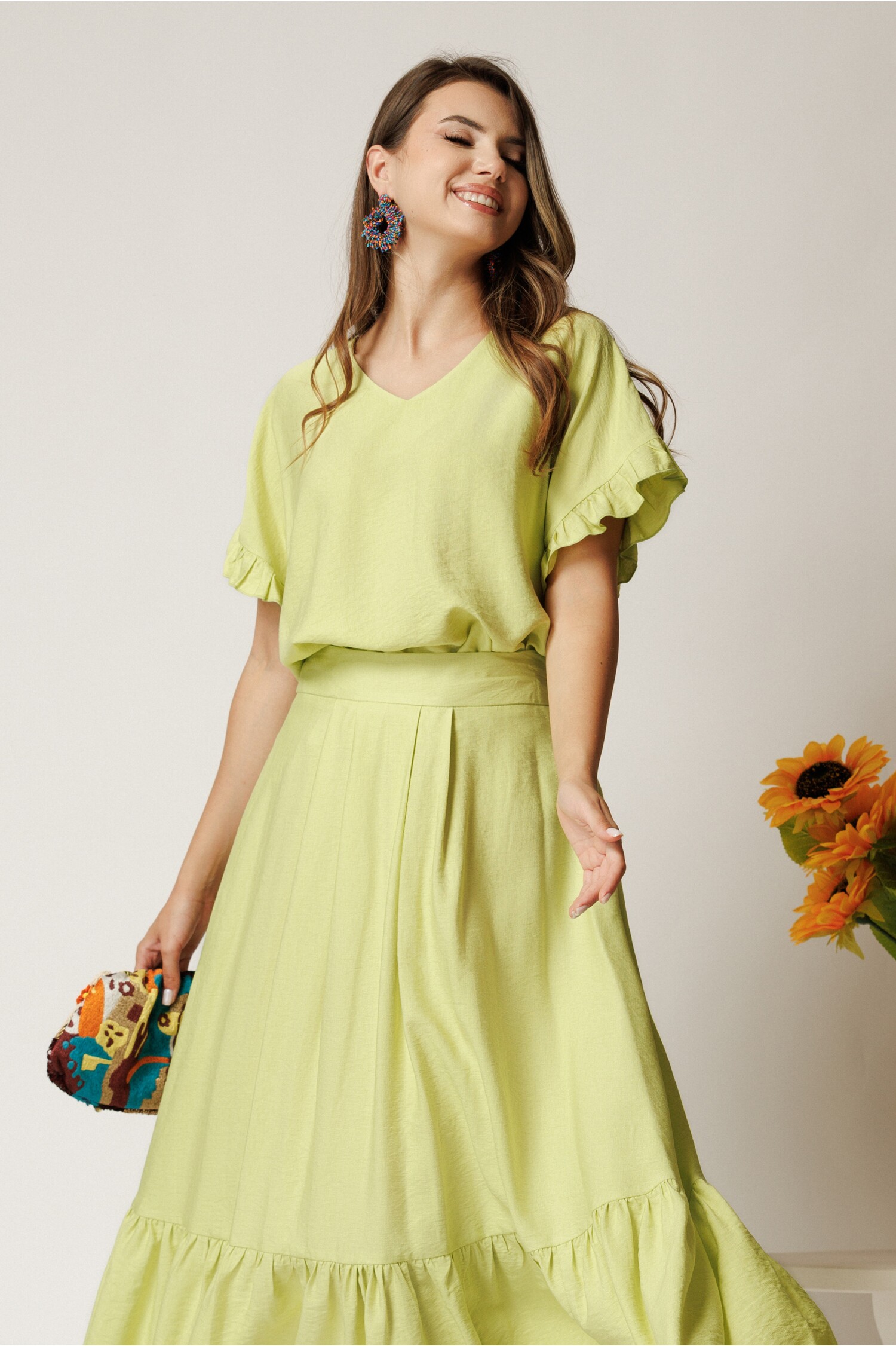Reducere 60% - Bluza verde din rayon cu croi drept si volanase la maneci 1 Bluza verde din rayon cu croi drept si volanase la maneci