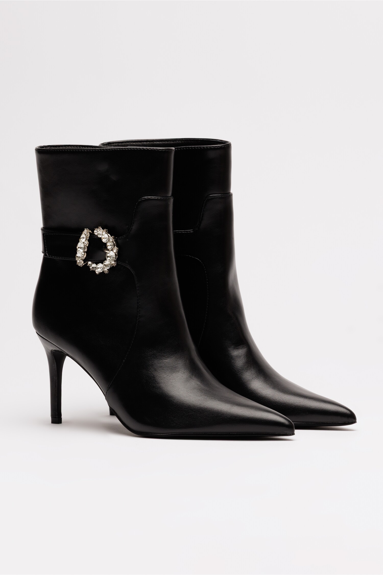 Reducere 50% - Botine negre din piele ecologica cu toc subtire si accesoriu 1 Botine negre din piele ecologica cu toc subtire si accesoriu