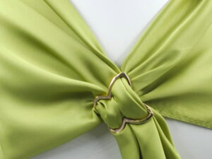 Brosa inel pentru esarfa cu forma de fluture auriu cu pietricele foarte fine