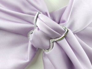 Brosa inel pentru esarfa cu forma de fluture argintiu cu pietricele foarte fine