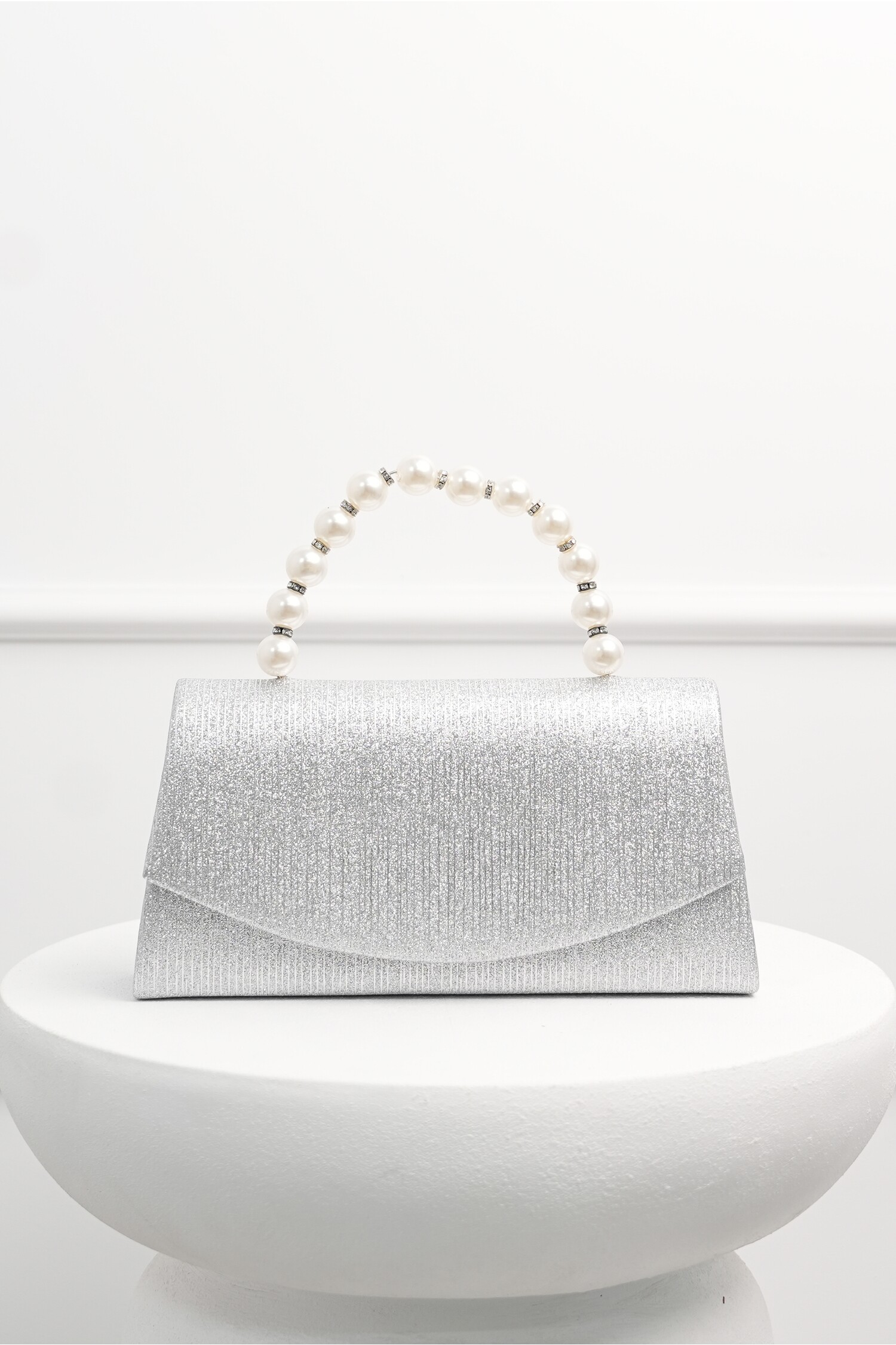 Reducere 60% - Clutch elegant argintiu cu glitter si maner din perle 1 Clutch elegant argintiu cu glitter si maner din perle