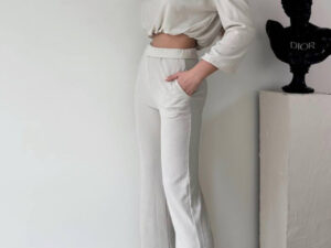 bluza crop cu decolteu elastic pe umeri si pantaloni reiati