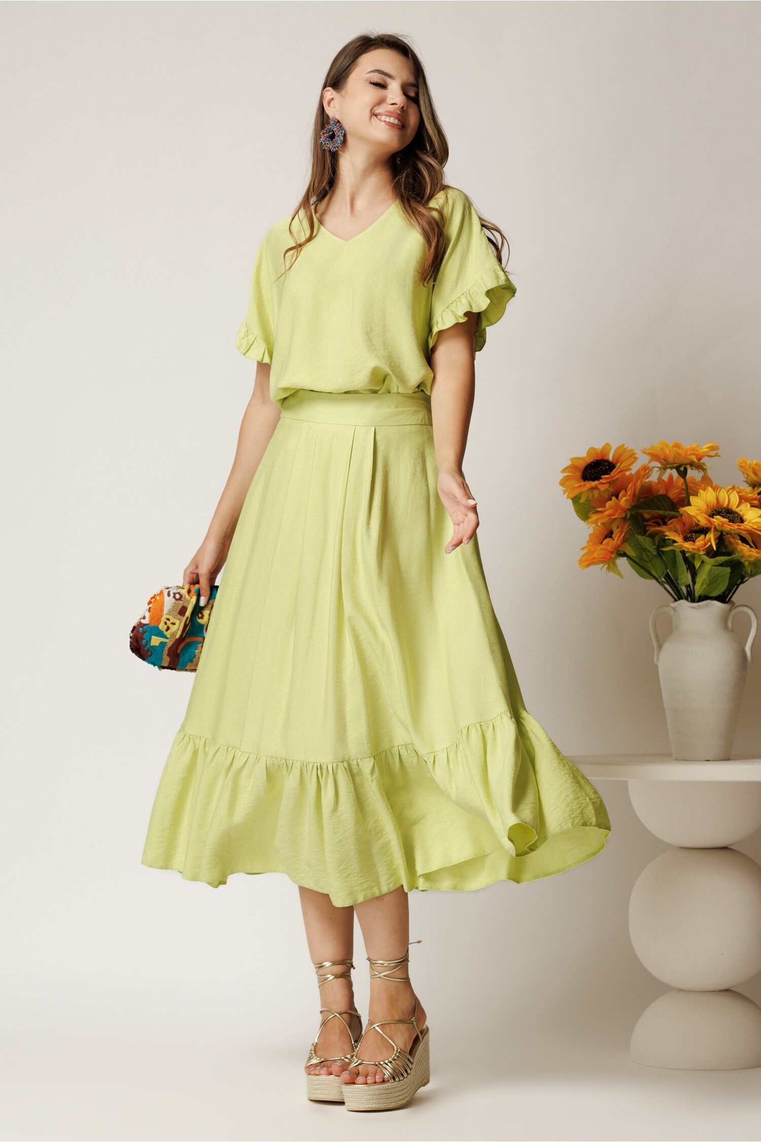 Reducere 68% - Fusta midi verde din rayon in clos cu volan la baza 1 Fusta midi verde din rayon in clos cu volan la baza