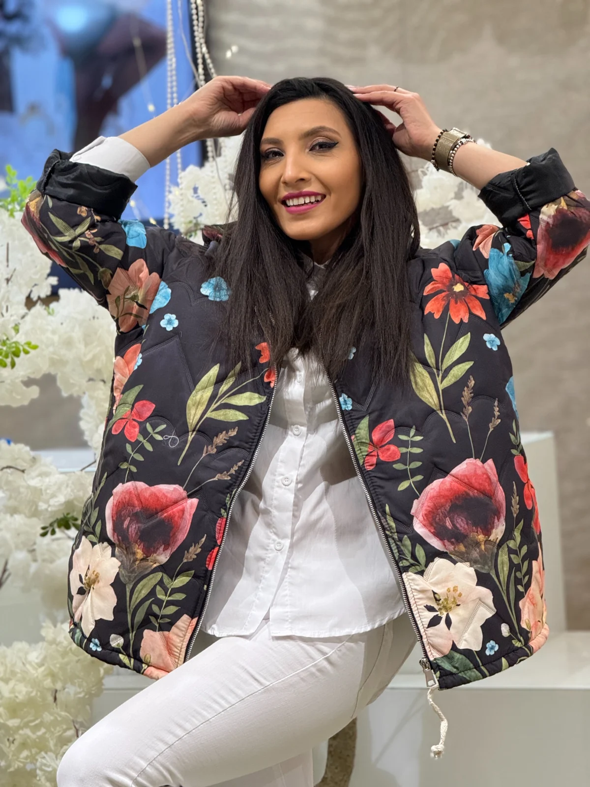 Reducere 20% - Geaca dama neagra cu gluga si imprimeu flori 1 Reducere Geaca dama neagra cu gluga si imprimeu flori
