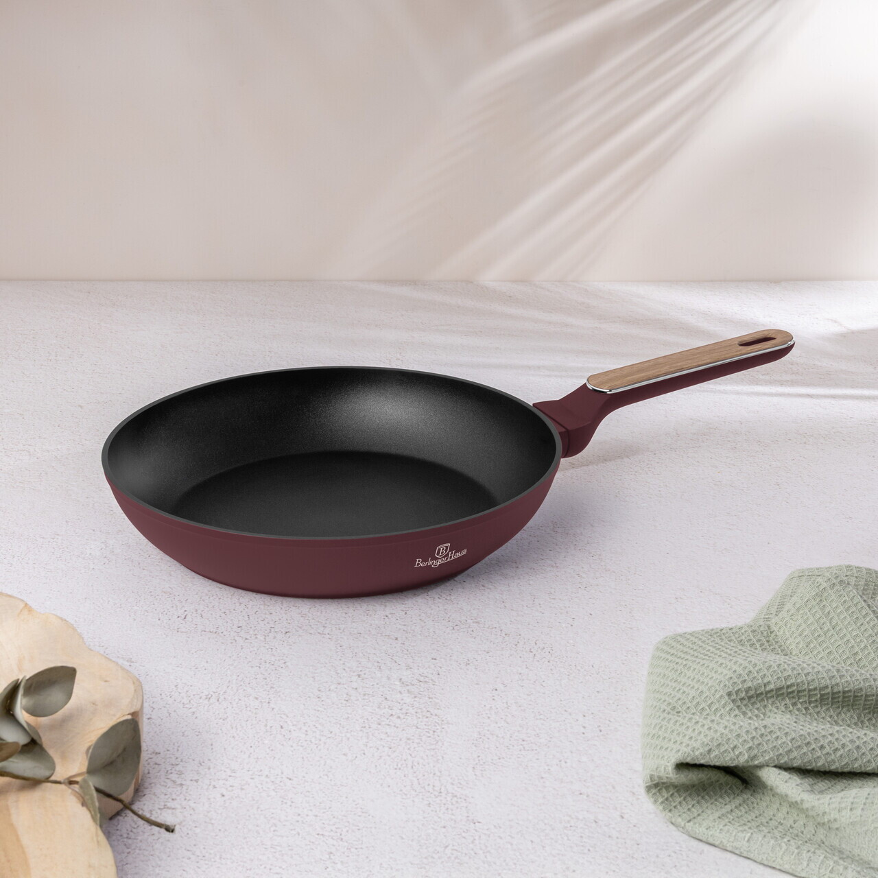 Reducere 30% - Tigaie Berlinger Haus, Leonardo Nordic, 28 cm, 2.4 L, aluminiu forjat, visiniu mat 2 Leonardo Nordic