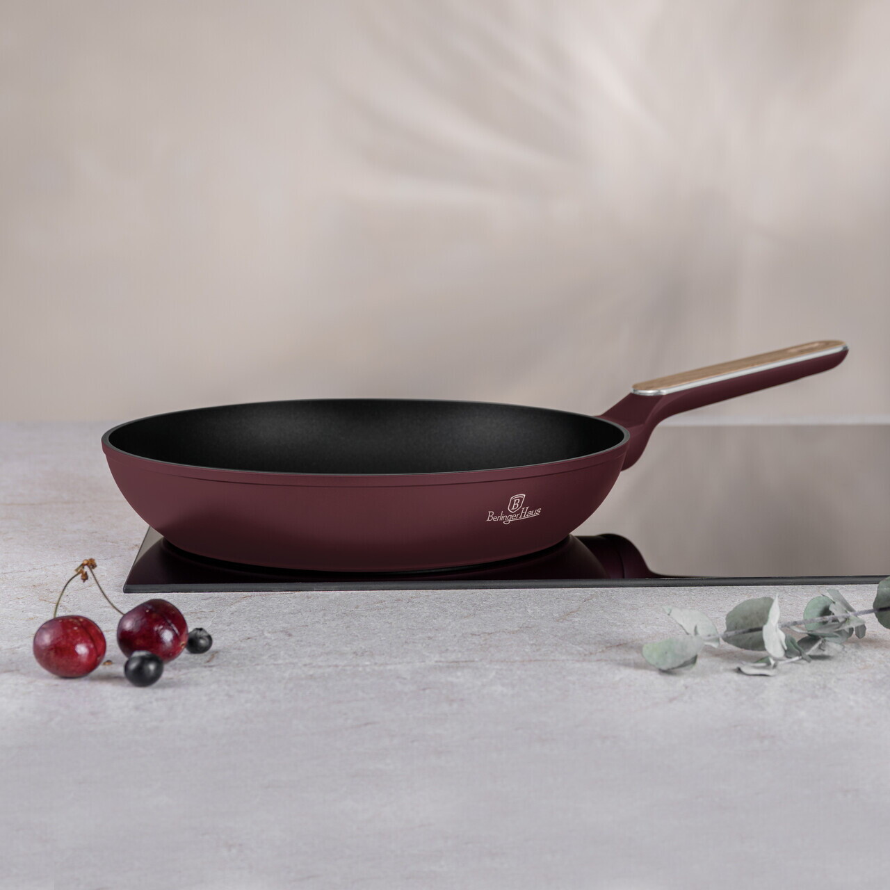 Reducere 30% - Tigaie Berlinger Haus, Leonardo Nordic, 28 cm, 2.4 L, aluminiu forjat, visiniu mat 1 Tigaie Berlinger Haus