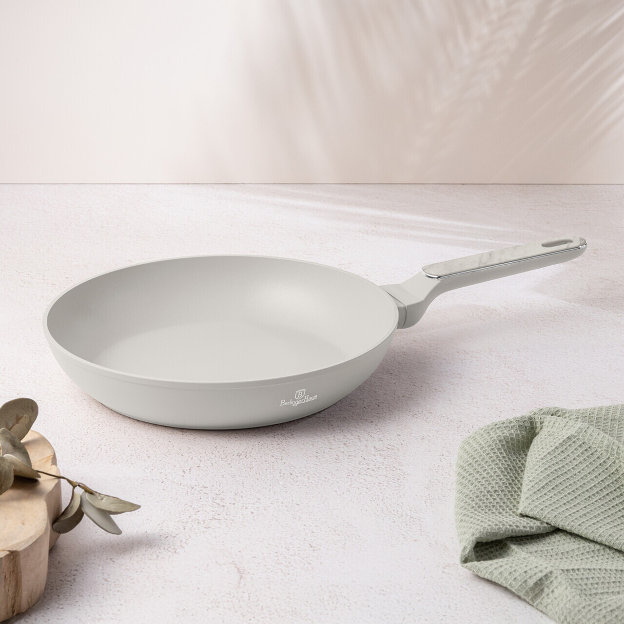 Reducere 30% - Tigaie Berlinger Haus, Sahara Marble, 28 cm, 2.4 L, aluminiu forjat, crem mat/marmura 1 Tigaie Berlinger Haus