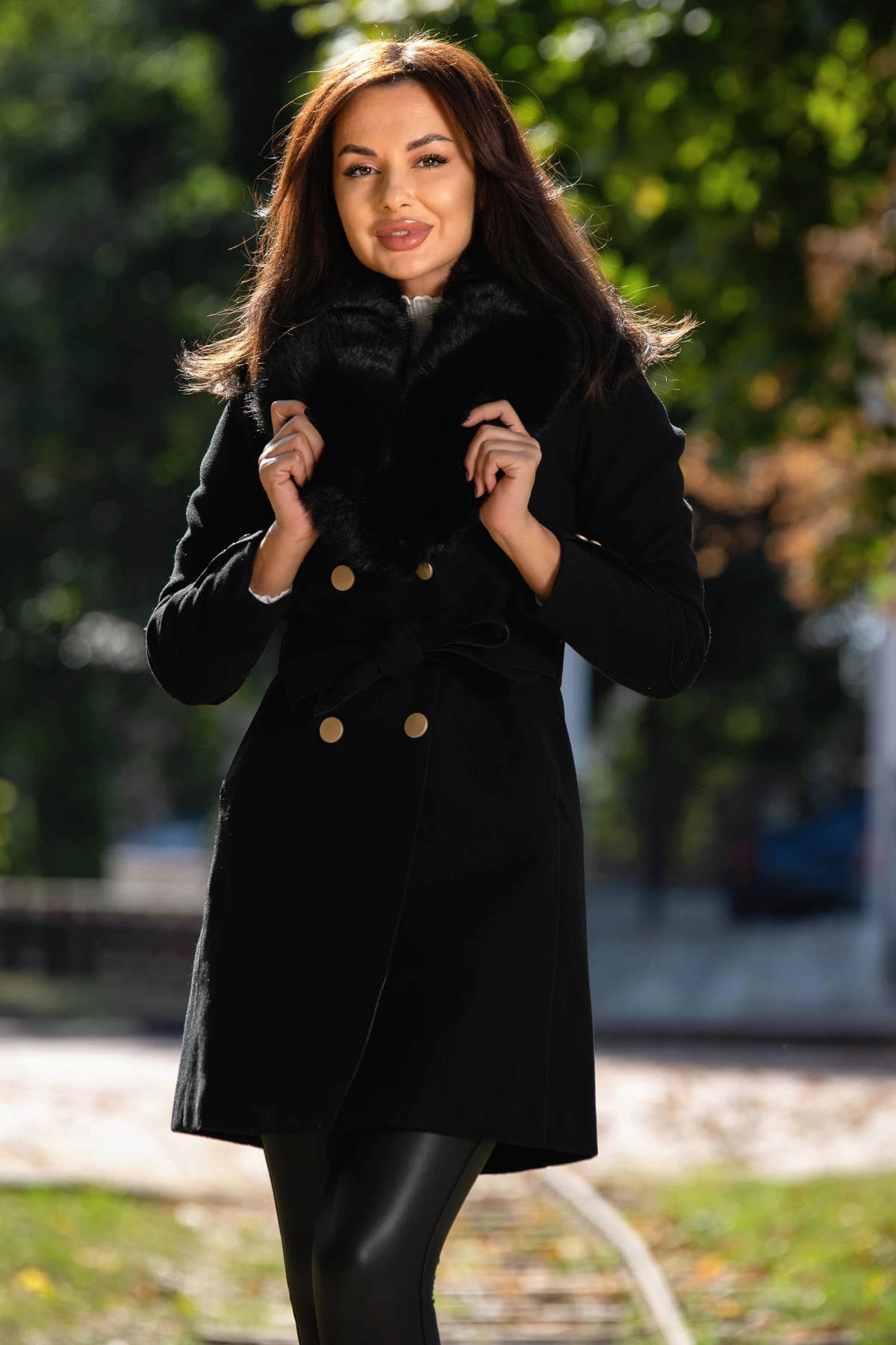 Reducere 10% - Palton dama din stofa Patricia negru cu guler din blana si nasturi la mansete 1 Palton dama din stofa Patricia negru cu guler din blana si nasturi la mansete
