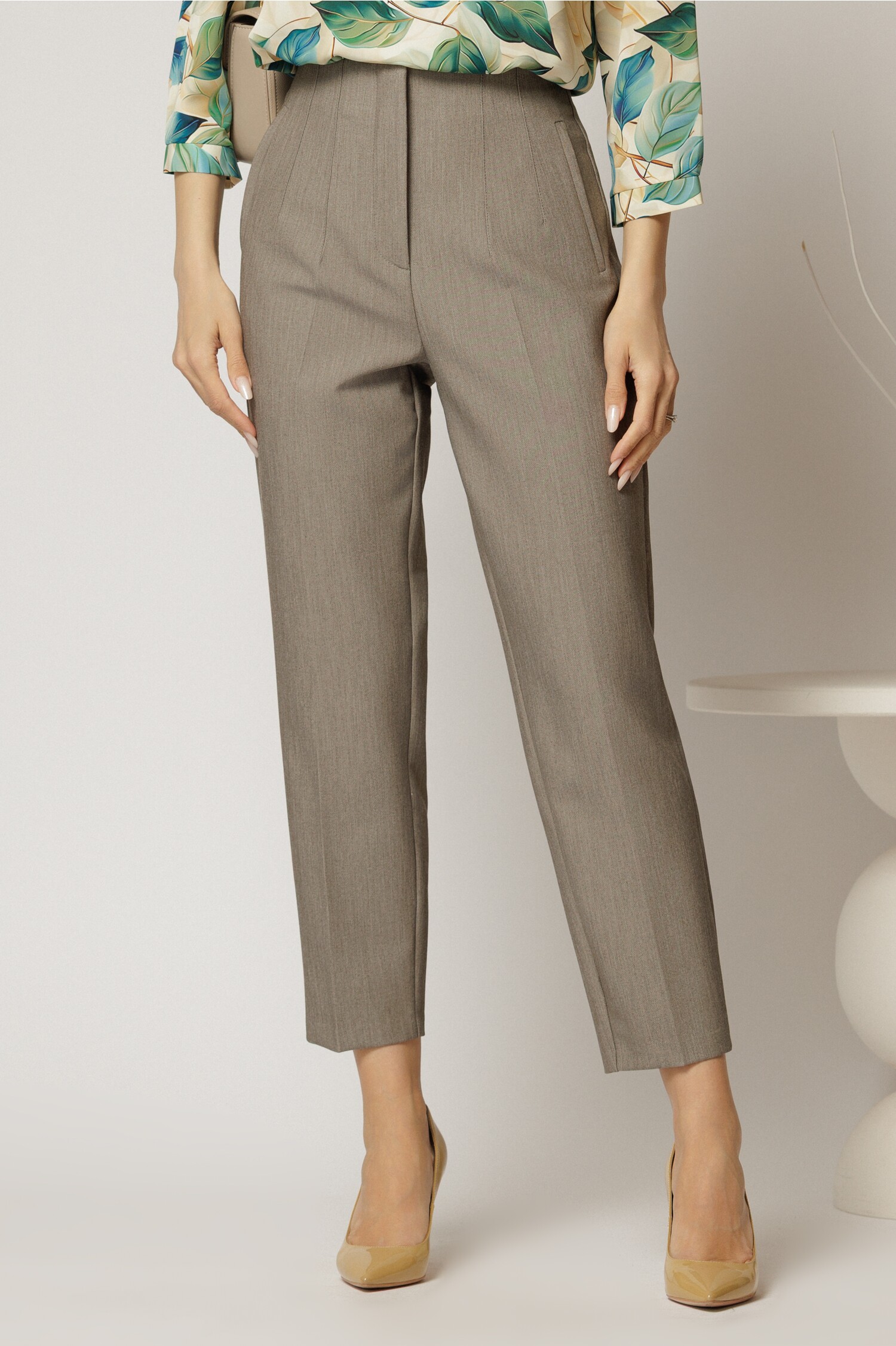 Reducere 60% - Pantaloni dama gri cu croi conic si pense pe talie 1 Pantaloni dama gri cu croi conic si pense pe talie