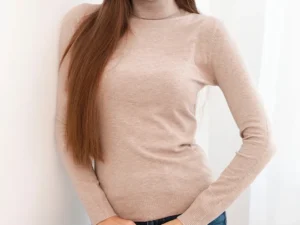 Pulover bej cu guler inalt si ma...