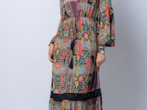 Rochie lunga din matase indiana cu volane si imprimeu floral si insetie de dantela neagra