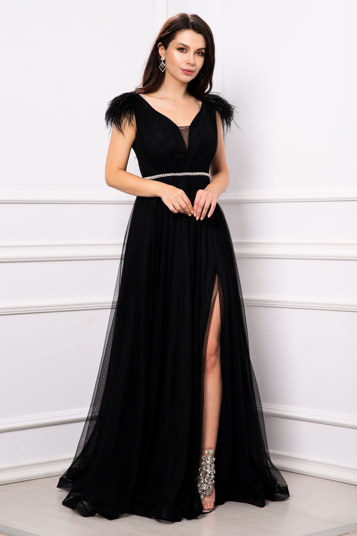 Reducere 30% - Rochie de seara Gratiela neagra cu perle in talie si accesoriu tip fulgi 1 Rochie de seara Gratiela neagra cu perle in talie si accesoriu tip fulgi