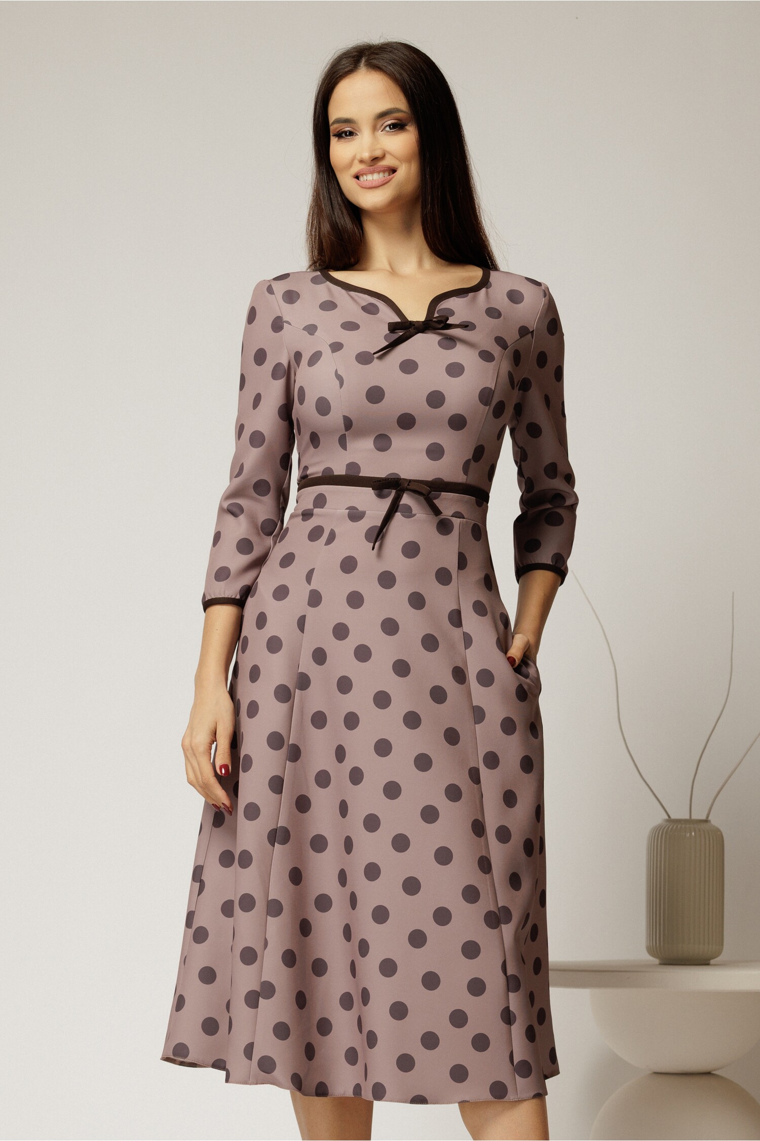 Reducere 60% - Rochie DY Fashion bej cu buline cu decupaj si funda la decolteu 1 Rochie DY Fashion bej cu buline cu decupaj si funda la decolteu