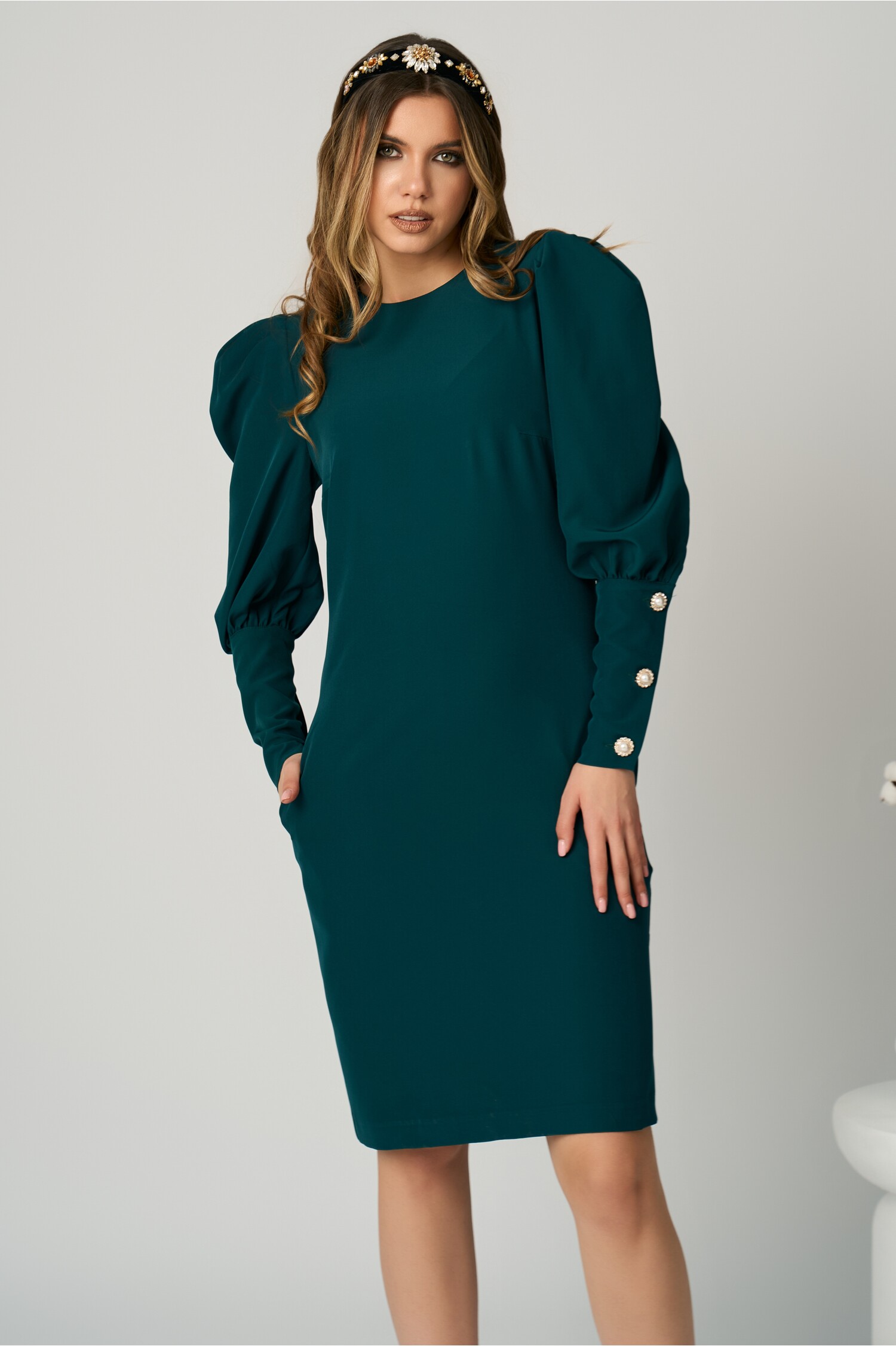 Reducere 60% - Rochie DY Fashion office din stofa verde cu nasturi pe maneci 1 Rochie DY Fashion office din stofa verde cu nasturi pe maneci