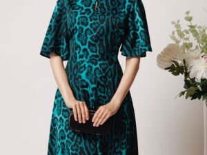 Rochie midi verde din satin in clos cu print leopard