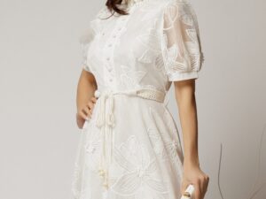 Rochie scurta alba din dantela cu nasturi si cordon impletit