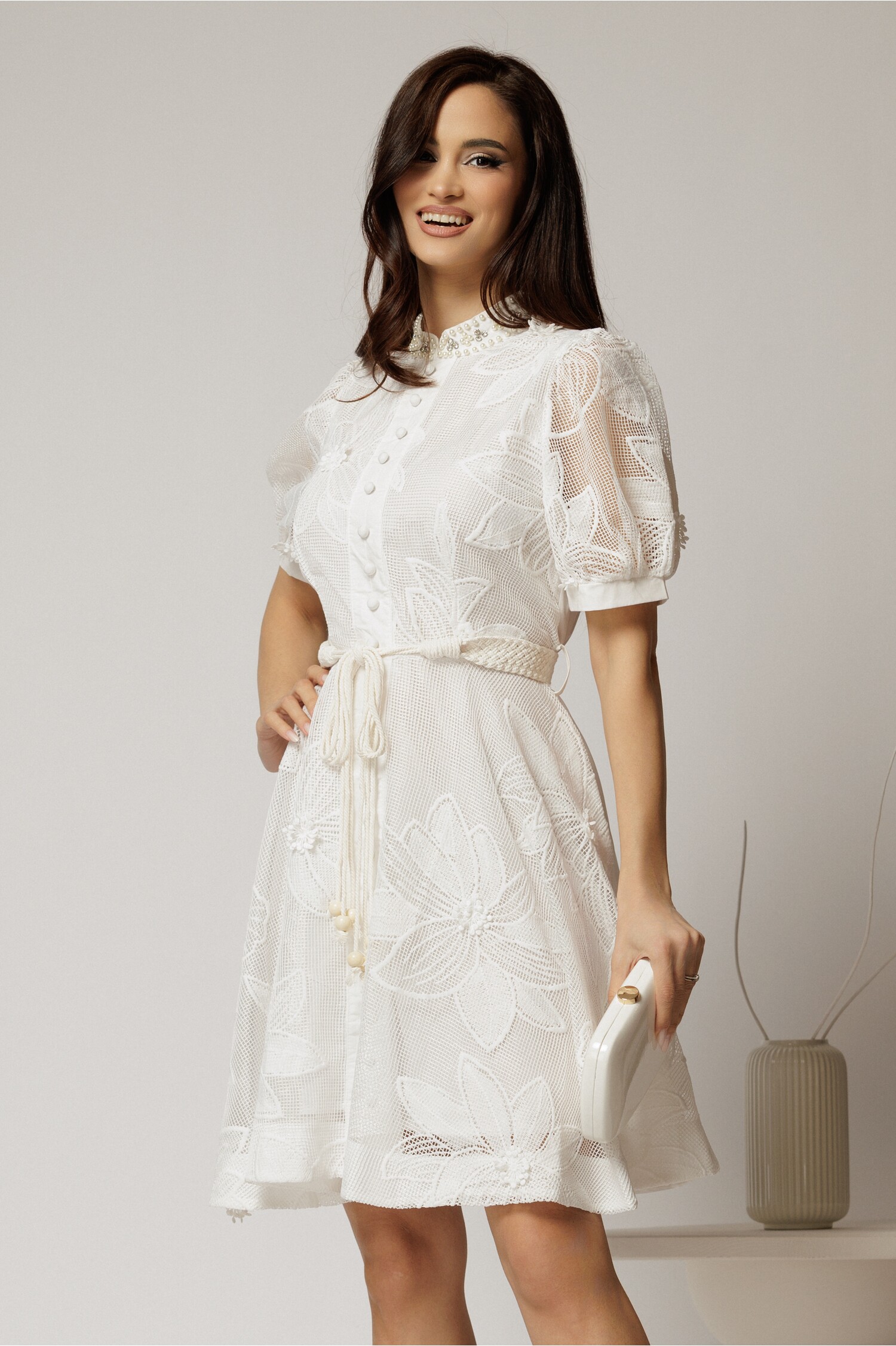 Reducere 60% - Rochie scurta alba din dantela cu nasturi si cordon impletit 1 Rochie scurta alba din dantela cu nasturi si cordon impletit