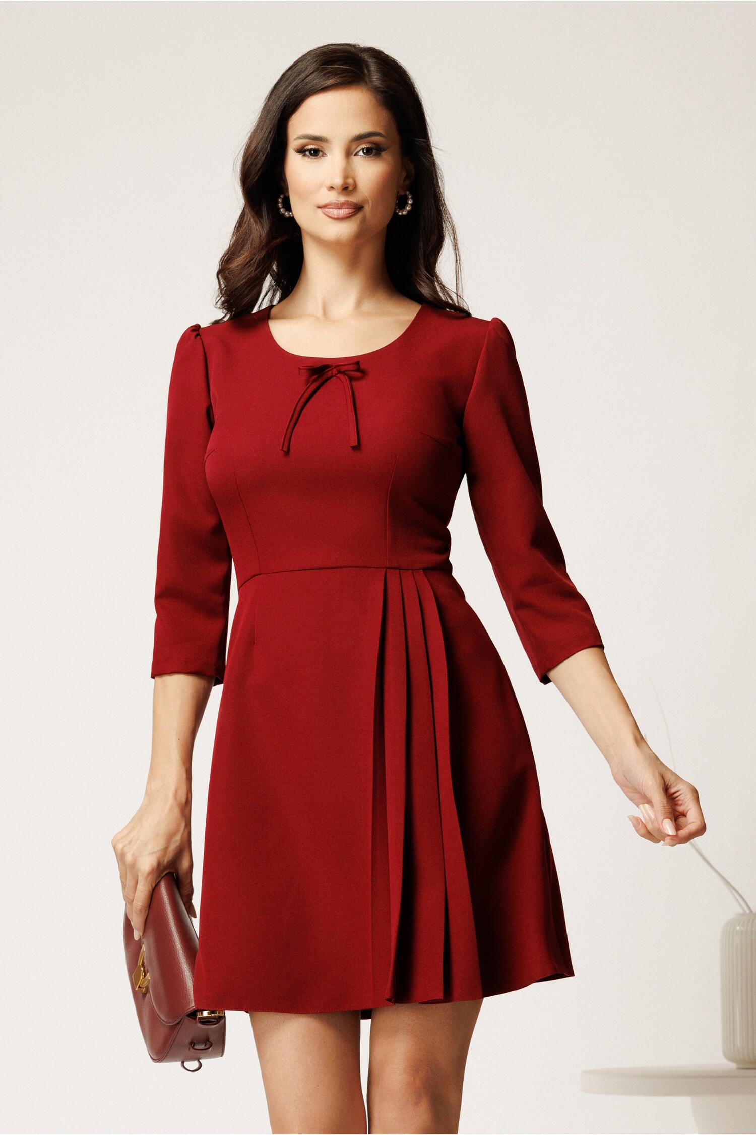 Reducere 70% - Rochie scurta bordo din stofa cu fundita pe bust si pliuri pe fusta 1 Rochie scurta bordo din stofa cu fundita pe bust si pliuri pe fusta
