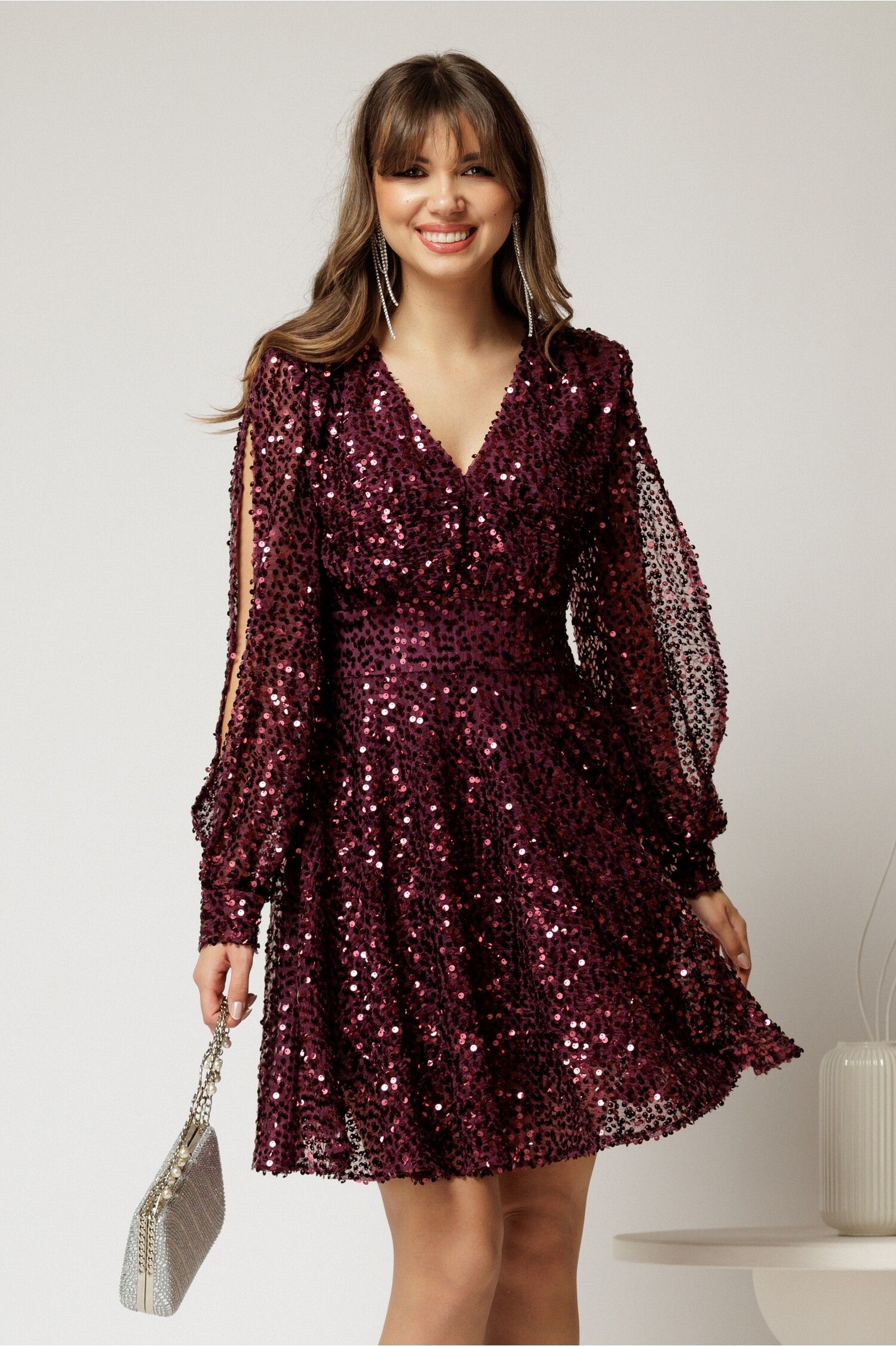 Reducere 60% - Rochie scurta mov din paiete cu decolteu V si maneci crapate 1 Rochie scurta mov din paiete cu decolteu V si maneci crapate