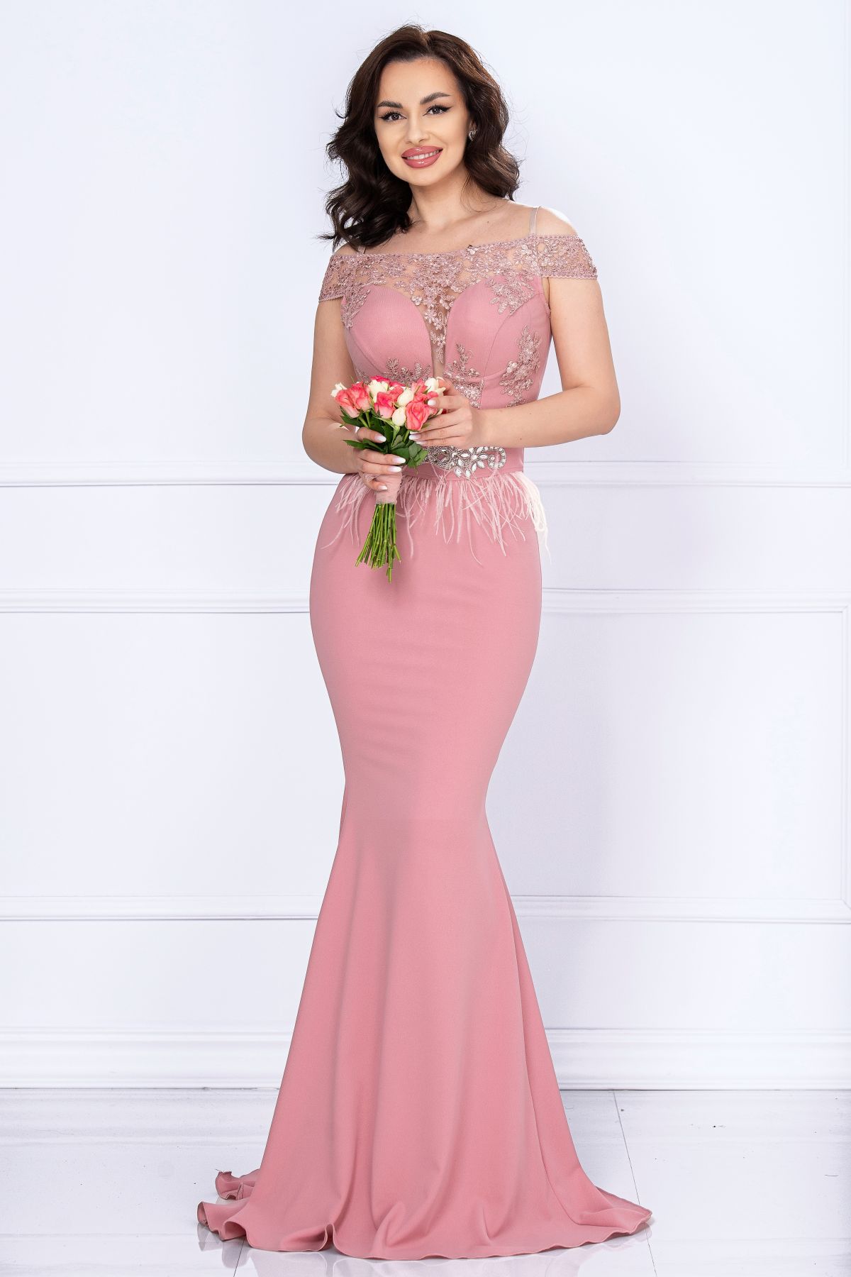 Reducere 20% - Rochie de seara tip sirena Renata roz cu broderie si fulgi 1 Rochie de seara tip sirena Renata roz cu broderie si fulgi
