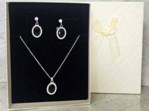 cu piatra neagra si cristale cu piatra neagra si cristale