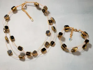 Set colier delicat cu elemente negre din sticla tip murano pe fire fine aurii si bratara
