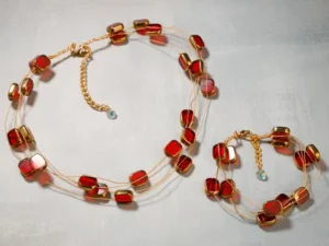 Set colier delicat cu elemente rosii din sticla tip murano pe fire fine aurii si bratara