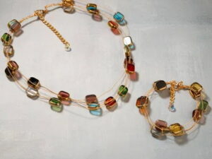 Set colier delicat cu elemente colorate tip murano pe fire fine aurii si bratara