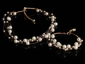 Set colier si bratara delicate cu perlute pe fire fine aurii