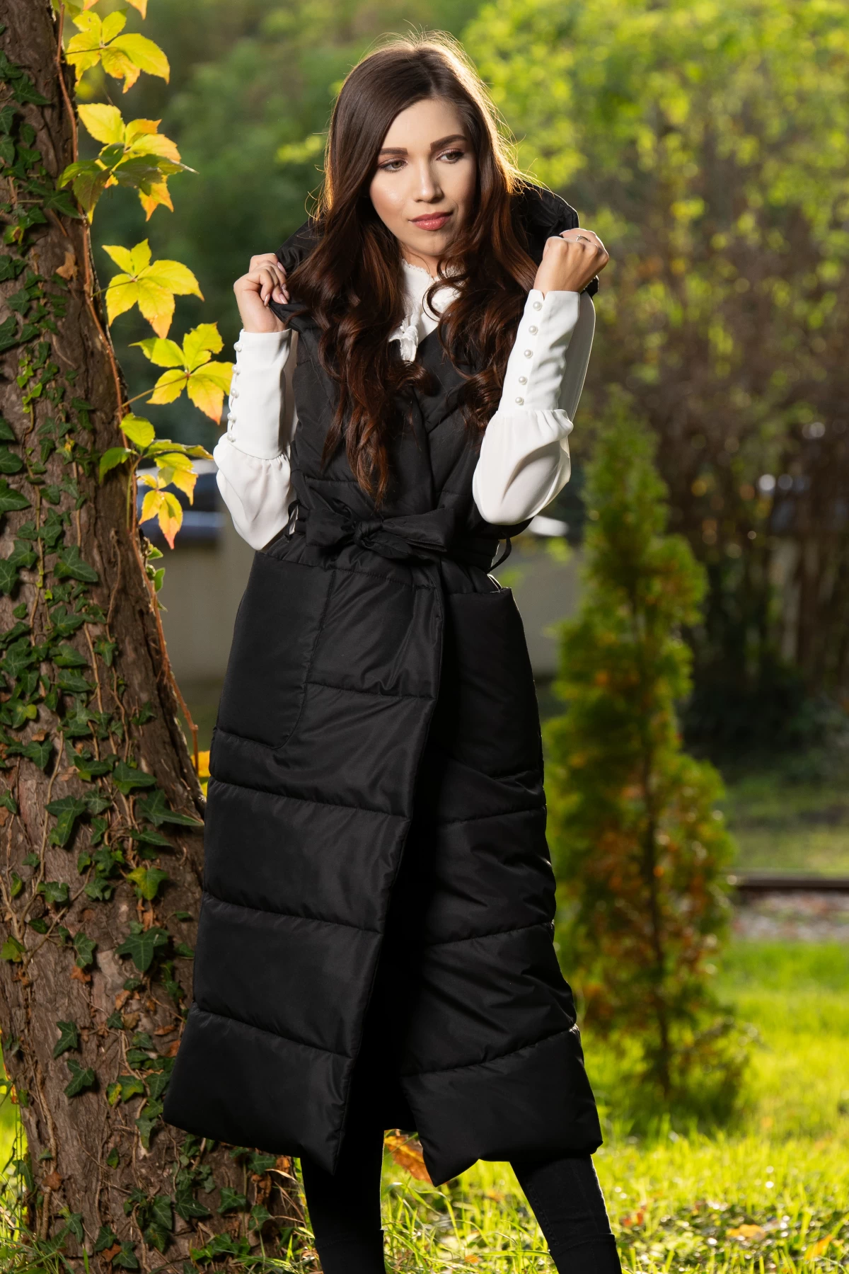 Reducere 30% - Vesta dama neagra matlasata din fas cu gluga si buzunare maxi 1 Vesta dama neagra matlasata din fas cu gluga si buzunare maxi