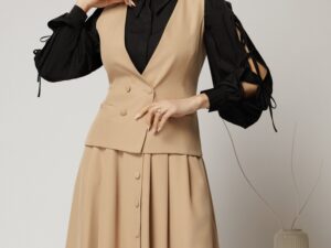 Vesta DY Fashion bej cambrata cu decolteu si inchidere la doi nasturi