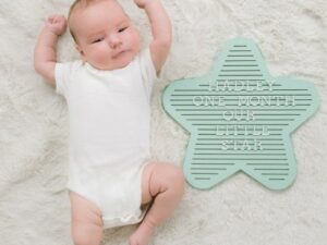 Tabla decorativa steluta cu litere pentru personalizare Pearhead